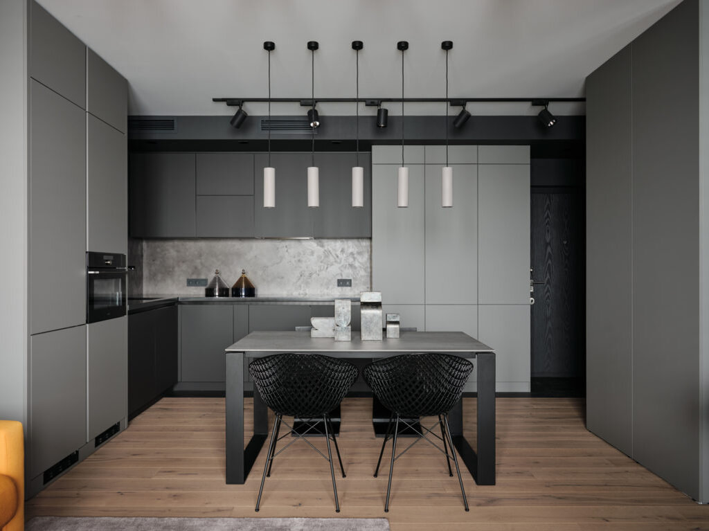  Зона кухни. Кресла, Matrix Kartell; корпусная мебель, кухня и стол по чертежам автора; подсвечники на столе, Sphagnum; подвесы над столом, Ideal Lux; вазы на рабочей поверхности кухни, Kartell; сама рабочая поверхность декорирована покрытием в мастерской “Наш город”.