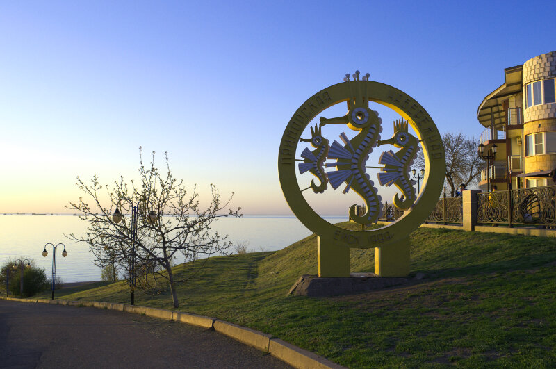 Вход на набережную со стороны города