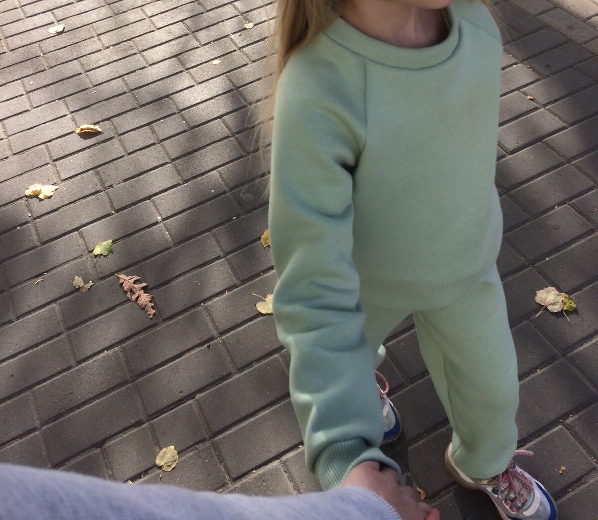 Так костюм выглядит на моей семилетней дочке.