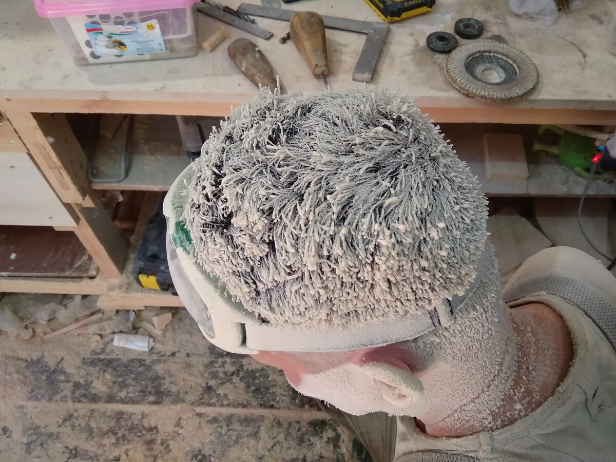 Так выглядит мастер после шлифовки бревна