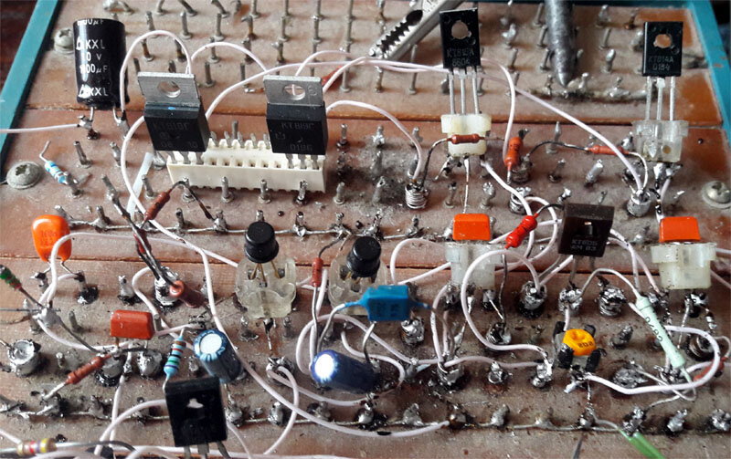 Рис. 1. Монтаж усилителя на макетной плате.