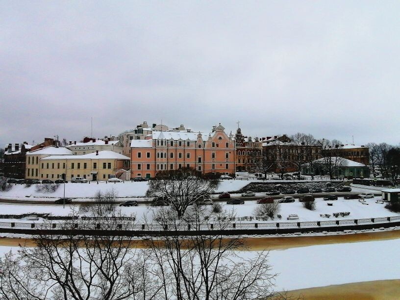 Вид на одну из набережных с Замкового острова.