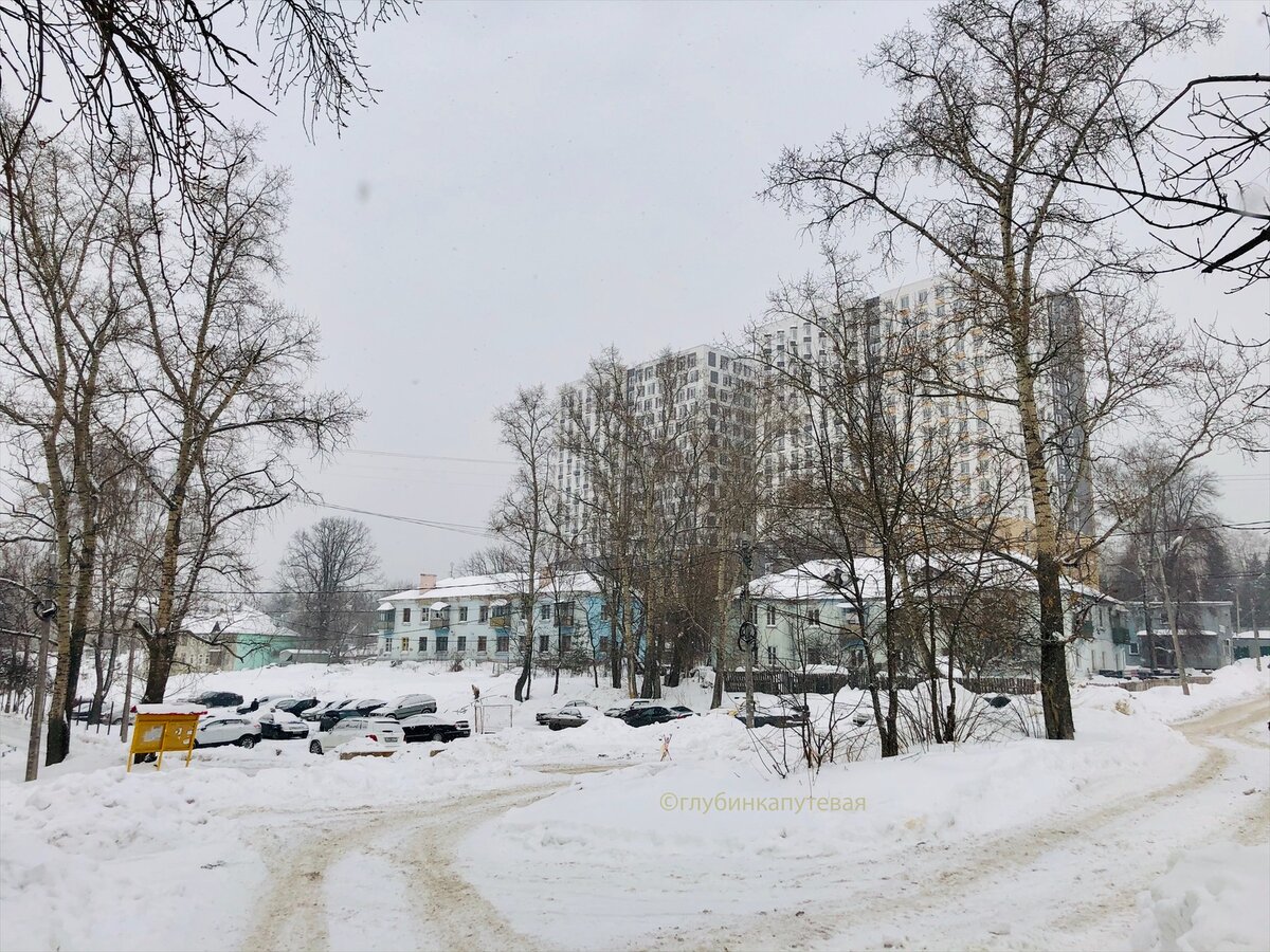 Типичный район города, где старые дома соседствуют с новостройками 