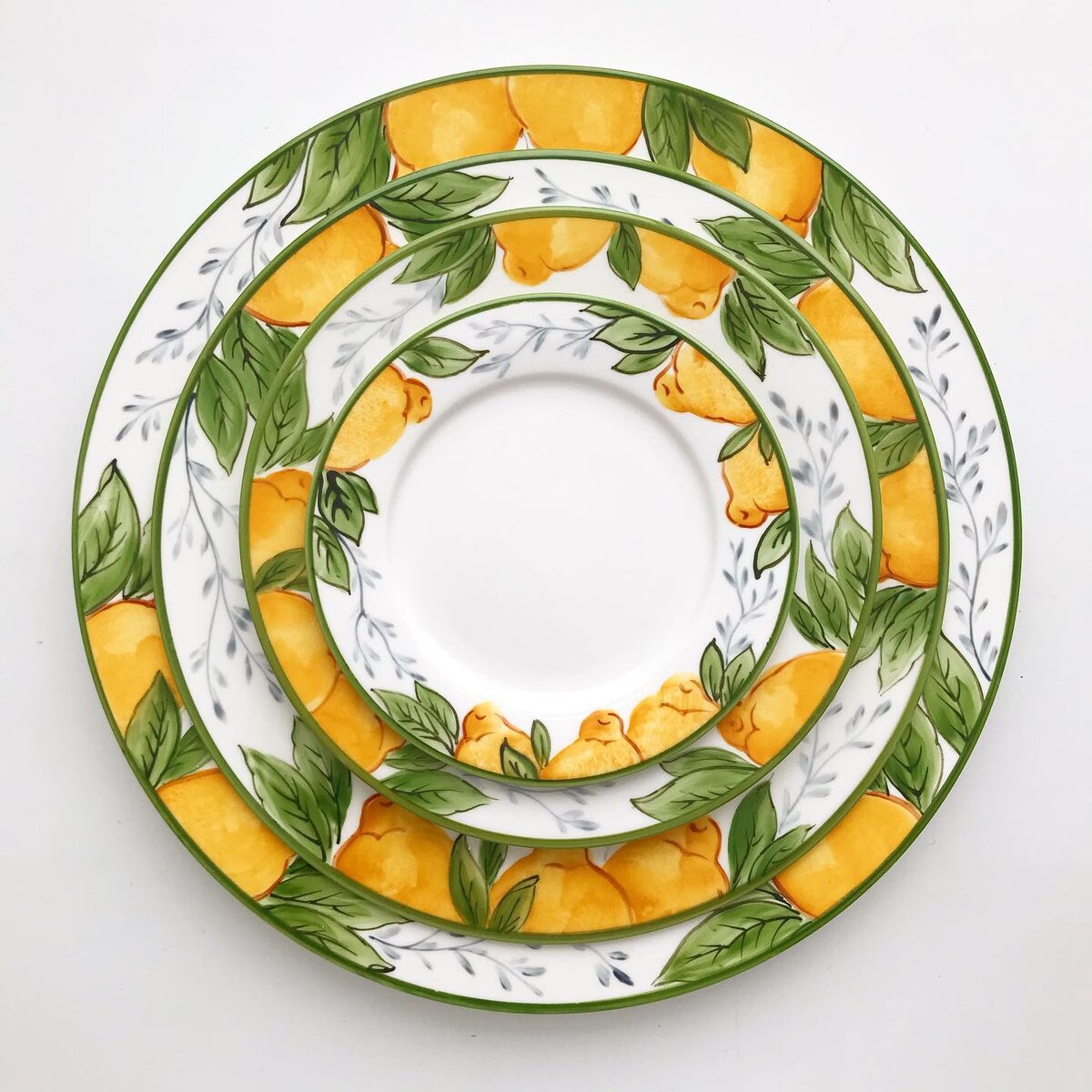 Тарелки разных размеров. 