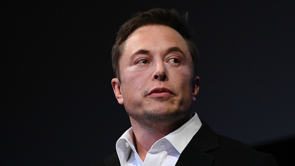 Илон Маск известен не только как создатель компаний-гигантов Tesla и SpaceX, но и как эксперт по развитию мирового прогресса, которому принадлежат слова: "Степень развития науки колоссальна. Нам нужно быть уверенными, что с приходом цифрового супер-интеллекта, отношения человека и искусственного разума будут симбиозны, а не иначе. Думаю, это единственная, самая большая угроза вымирания человечества, известная на сегодняшний день". 