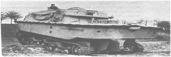  Фото 2. Амфибия  LWS (ранняя версия).  Снимок  1940 года. Вид машины сзади. Хорошо видны грибные винты,и рули управления. 