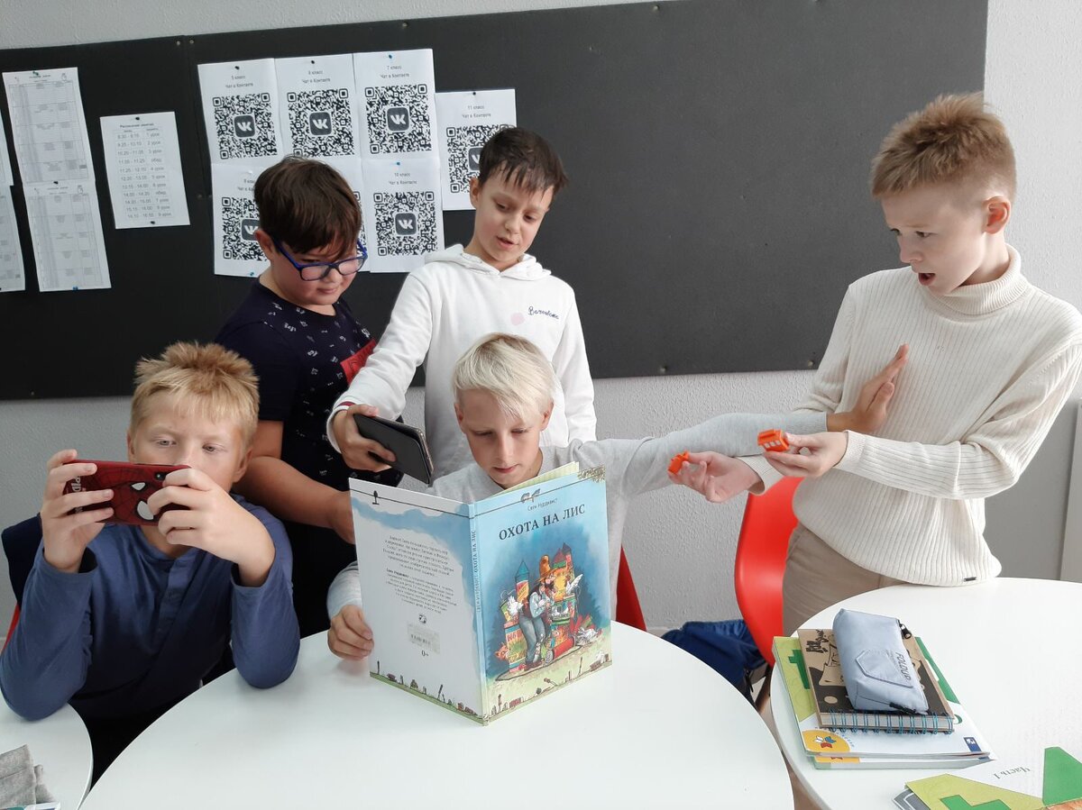 4-классники на переменке