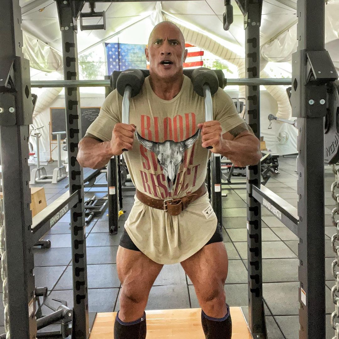 Дуэйн Джонсон тренирует ноги. 