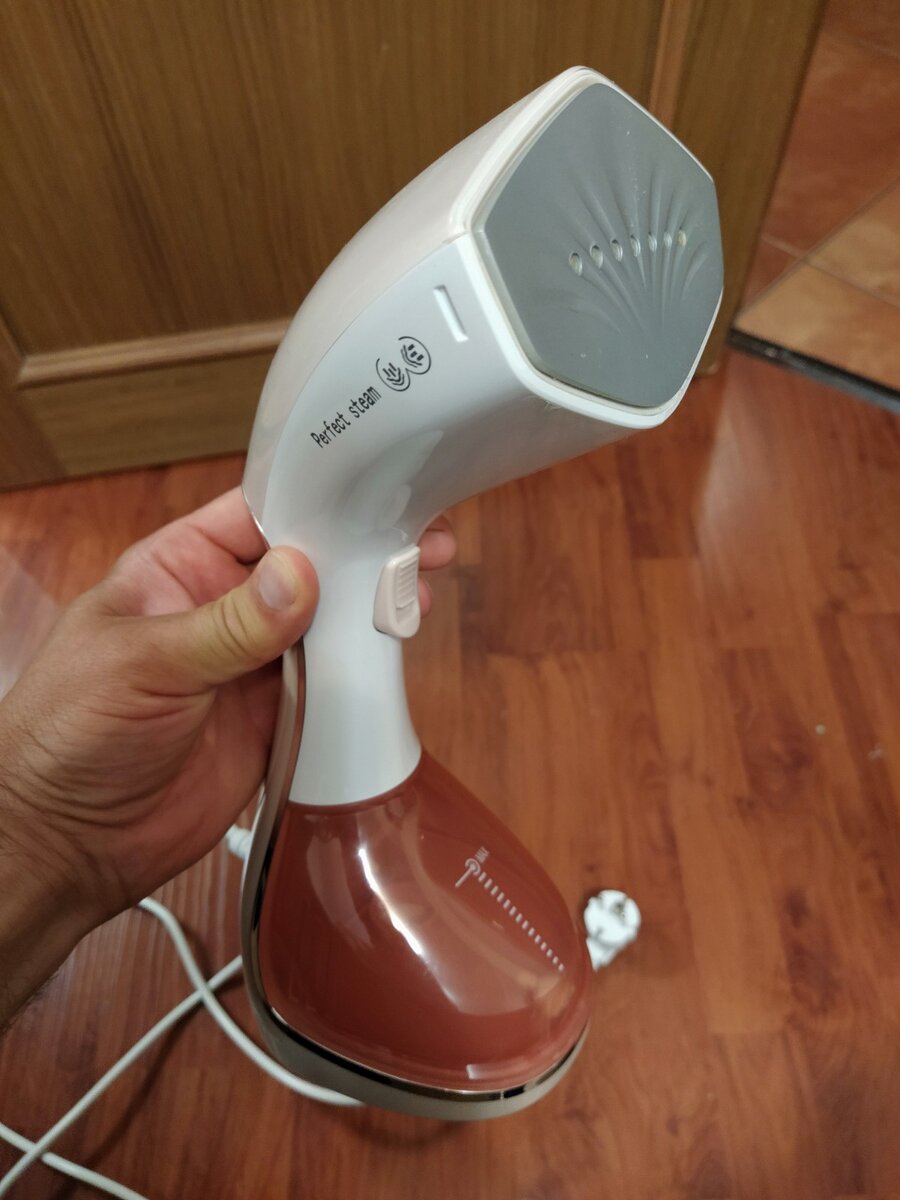 Вот такой компактный отпариватель 2 в 1 Kitfort KT-929