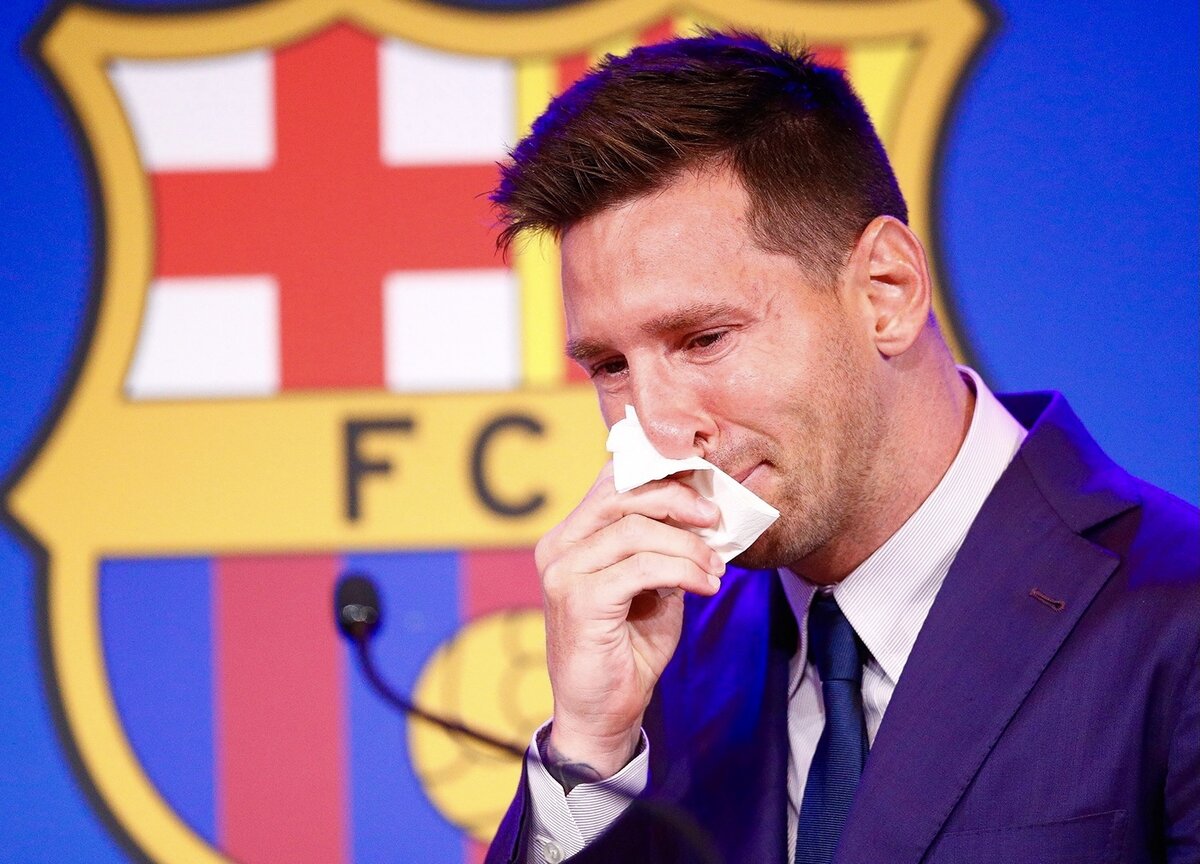 
"Честно говоря, не могу думать ни о чем. Это действительно сложный момент для меня. Я в Барселоне с 13 лет. Я не был готов к уходу. Я был в ступоре и нахожусь в нем до сих пор. Это очень сложно после всего этого долгого пути. Я не был готов. Год, когда случилась вся эта история с бюрофаксом, остался в прошлом. Но я не хотел уходить в этом году. Мы были убеждены, что хотим остаться здесь. Это мой дом. Я хотел этого больше всего. Мы всегда подчеркивали наше благополучие, я чувствовал, что здесь мой дом. Я наслаждался жизнью в Барселоне. Это было чудесно".