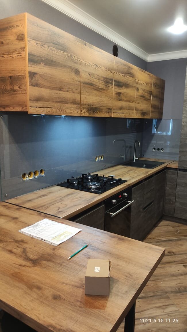 Фартук из стекла (скинали). Фото из материалов @expertsteklo