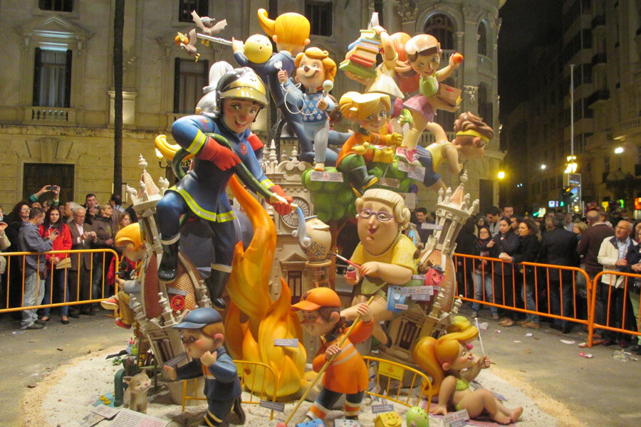 Las fallas. Лас Фальяс Валенсия. Праздник огня Фальяс Испания. Праздник Фальяс в Валенсии. Валенсия фестиваль Лас Фальяс.