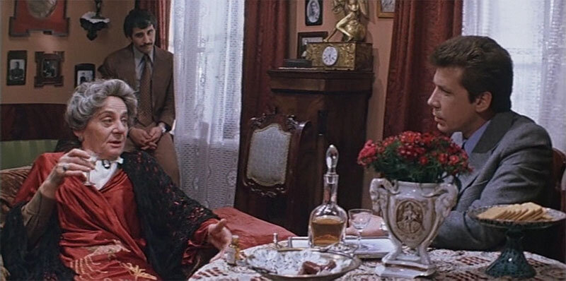 "Ларец Марии Медичи" - ларец пропал у забавной старушки, которой поверил только следователь и не ошибся...