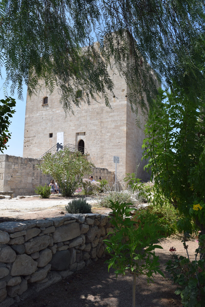 Вид на замок с Центрального входа