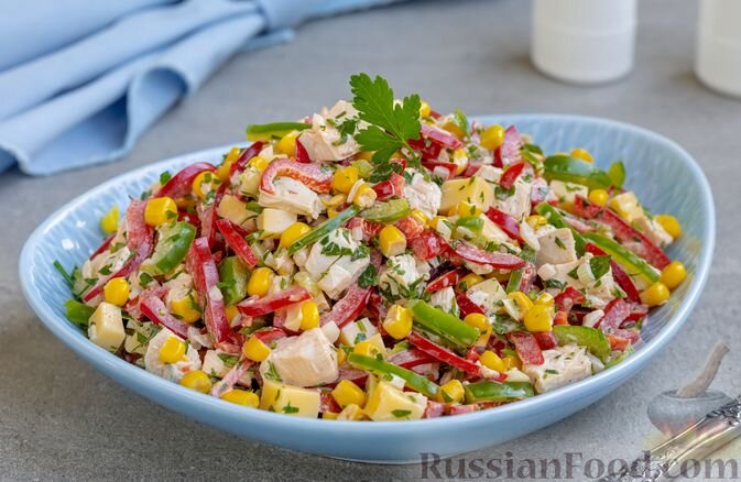 куриное филе, перец болгарский красный, перец болгарский зелёный, сыр твёрдый, кукуруза консервированная, лук репчатый, зелень петрушки, майонез, соль, перец чёрный молотый