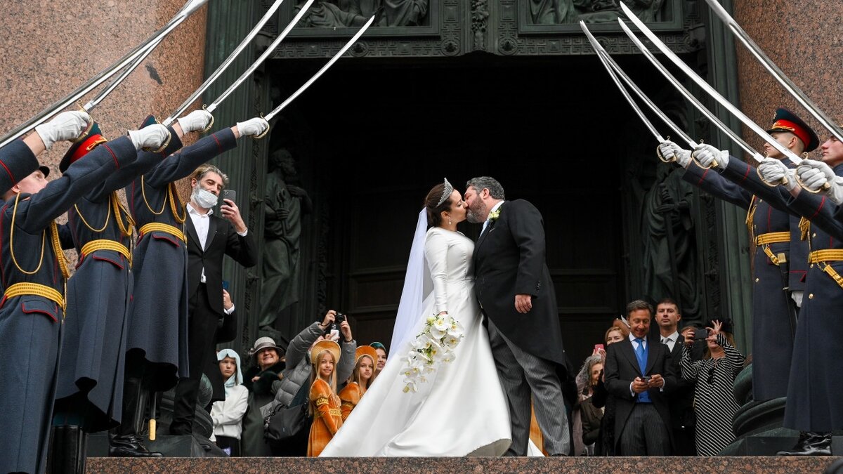 Поцелуй и гвардейцы.                            фото: картинки  яндекса.