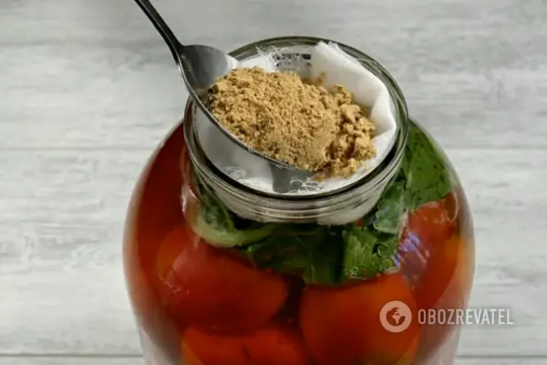 Сверху на листья хрена кладем марлю и сыплем порошок горчицы