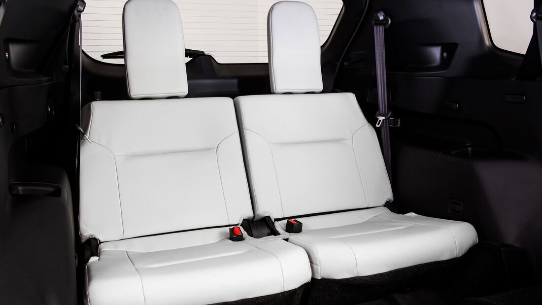 Новый Mitsubishi Outlander: так называемые места для тёщи и тестя.Впрочем, японцам этого не понять.