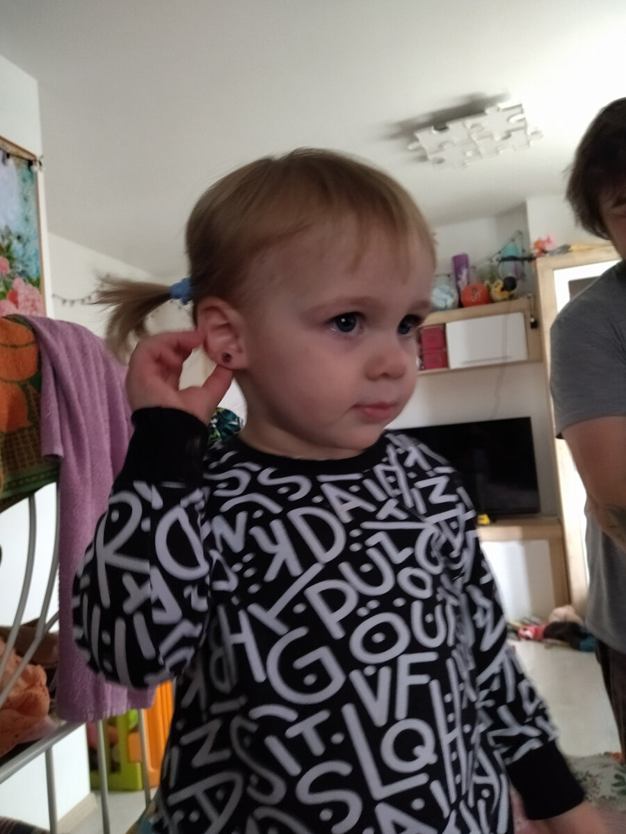 Два года назад в этом костюме Иван летал к прабабушке. Теперь Алиса в нём к бабушке поехала