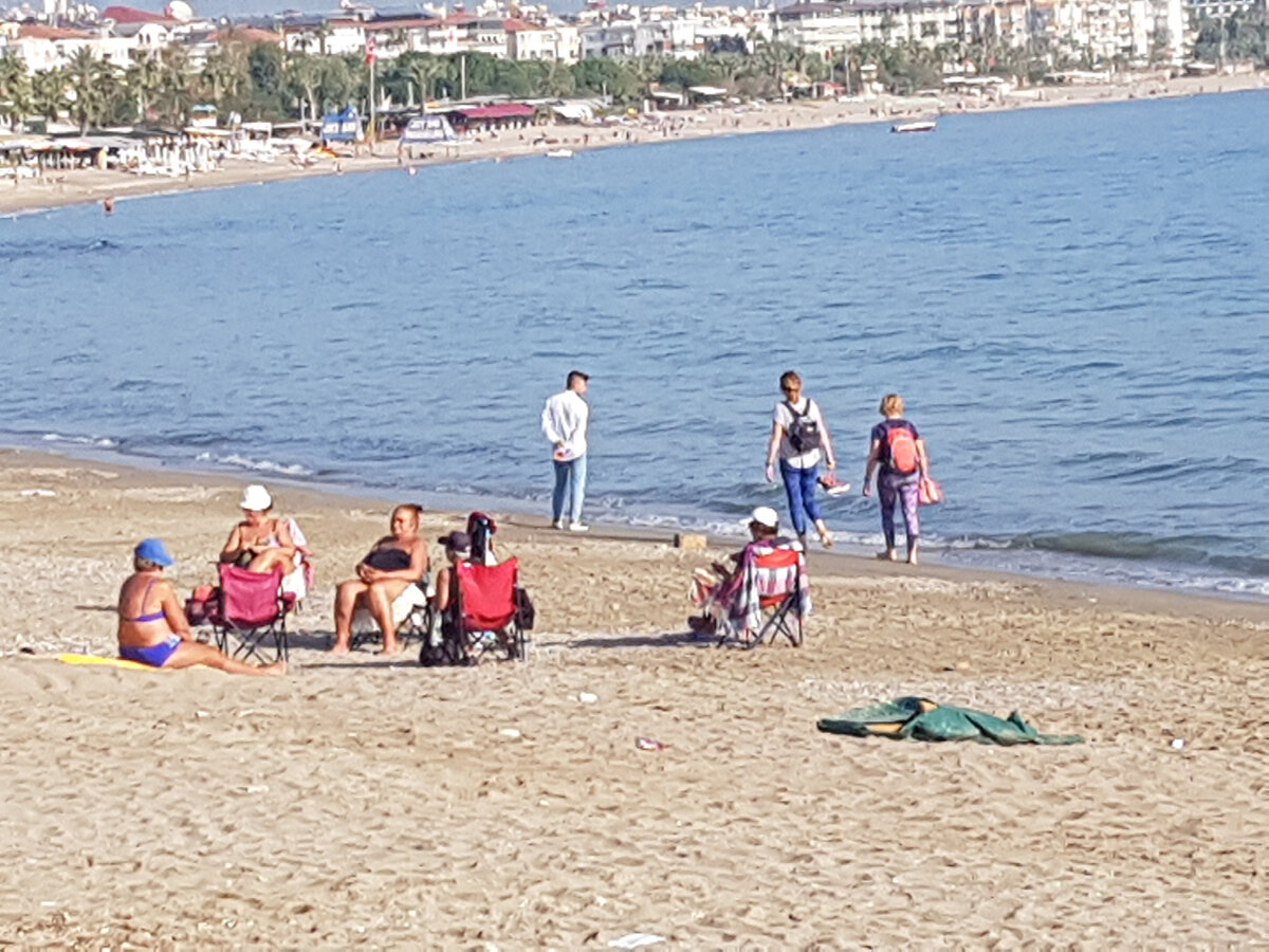 Турция. Середина ноября 2021г.. Подруги бальзаковского возраста получают свою порцию витамина D  на аланийском пляже Кейкубата. Фото автора.