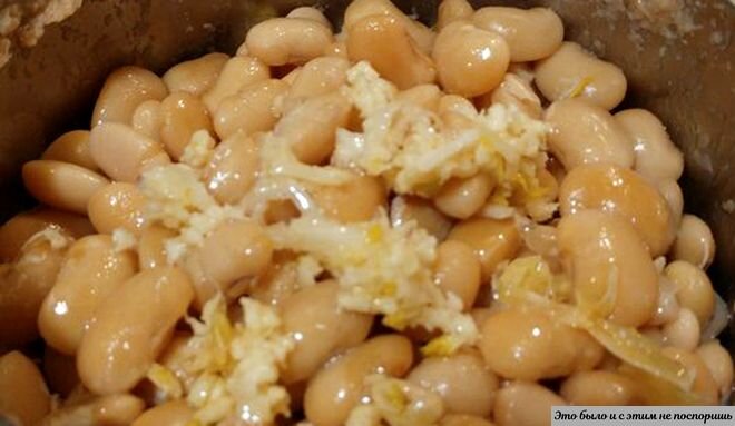 Вареные бобы с чесноком. Источник – https://img1.russianfood.com/dycontent/images_upl/318/big_317553.jpg 