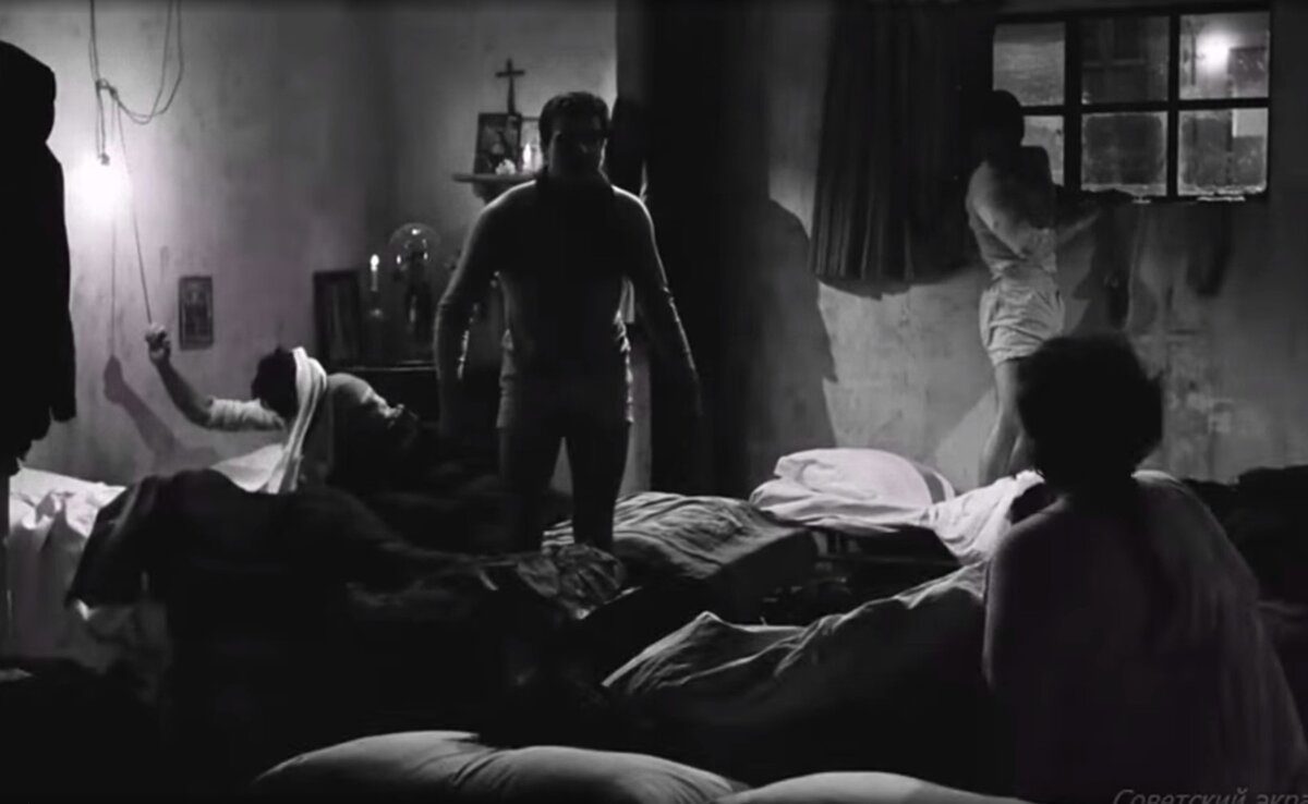 "Вставайте же! Пошевеливайтесь, а то нам не достанется работы. Миланцы не любят, когда улицы в снегу. Ну что за сурок? Вставай, соня, вставай! Посмотри в окно. Смотри, какой снег, красота! Симоне, дорогой, поднимайся. Смотри, какой снег, красота! Сегодня всем найдется работа."