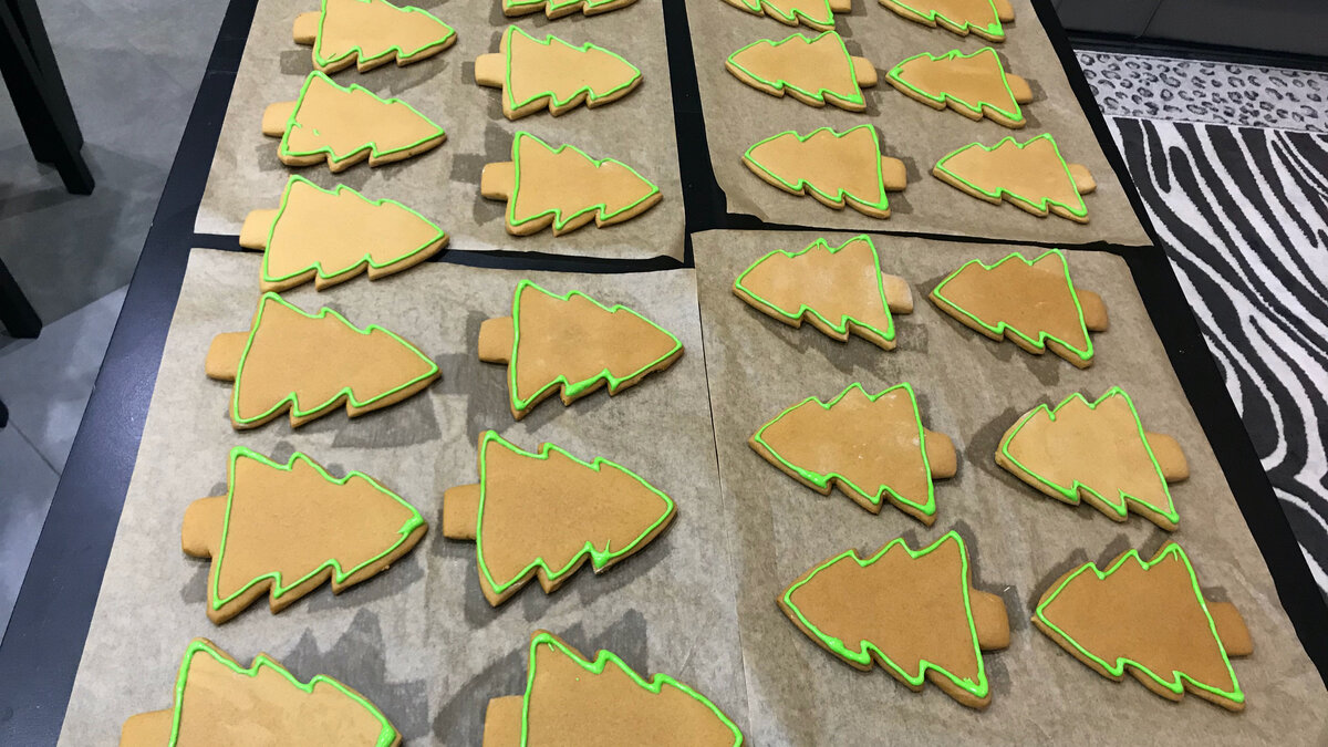 Фото можно листать влево