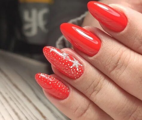 Маникюр со снежинками