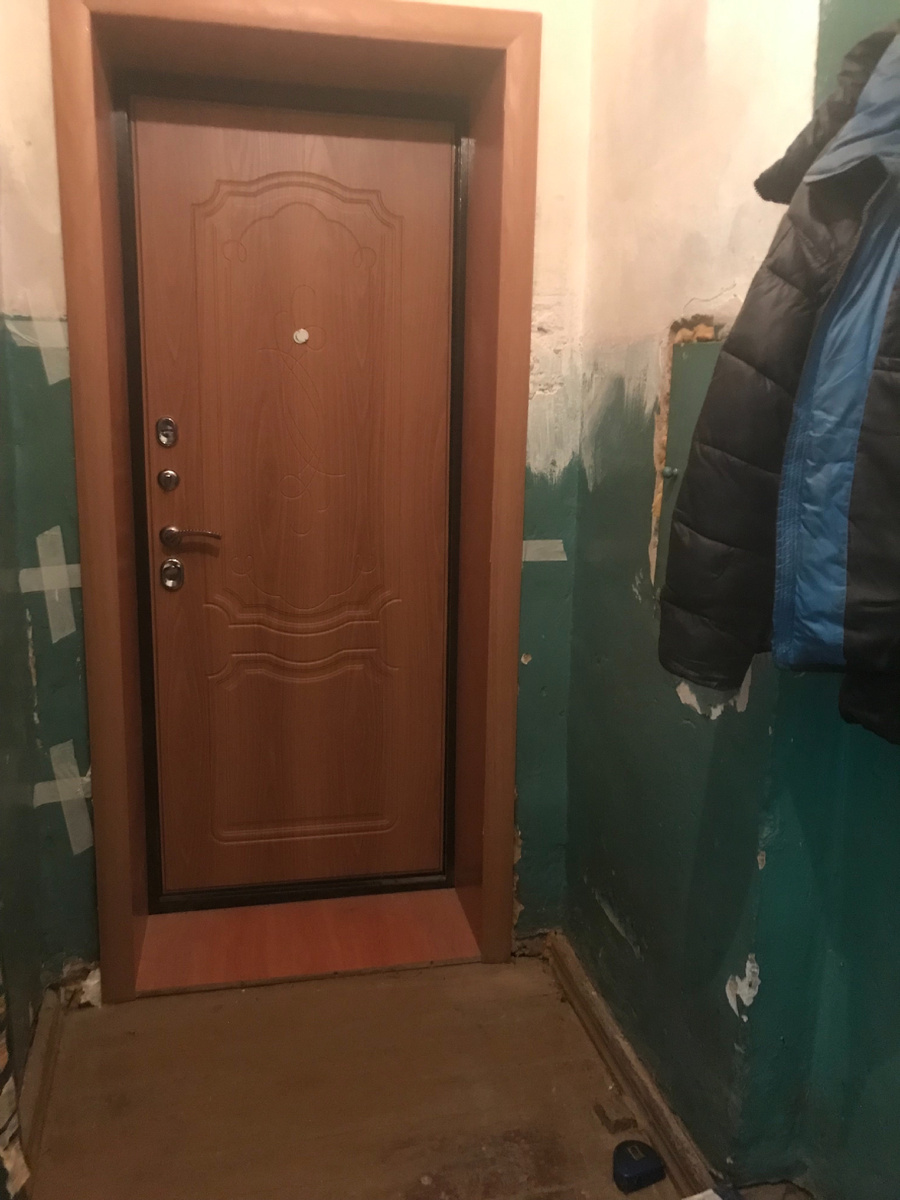 Прежняя дверь была простая деревянная, с советских времён 