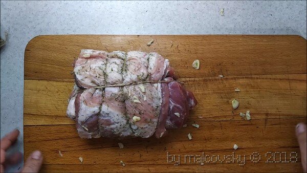 Рулет из свиной грудинки запеченный в духовке. Рулет из брюшины свинины в шелухе. Свиной рулет вареный рецепт. Рулет из свиной пузанины. Рулет из брюшины свинины.