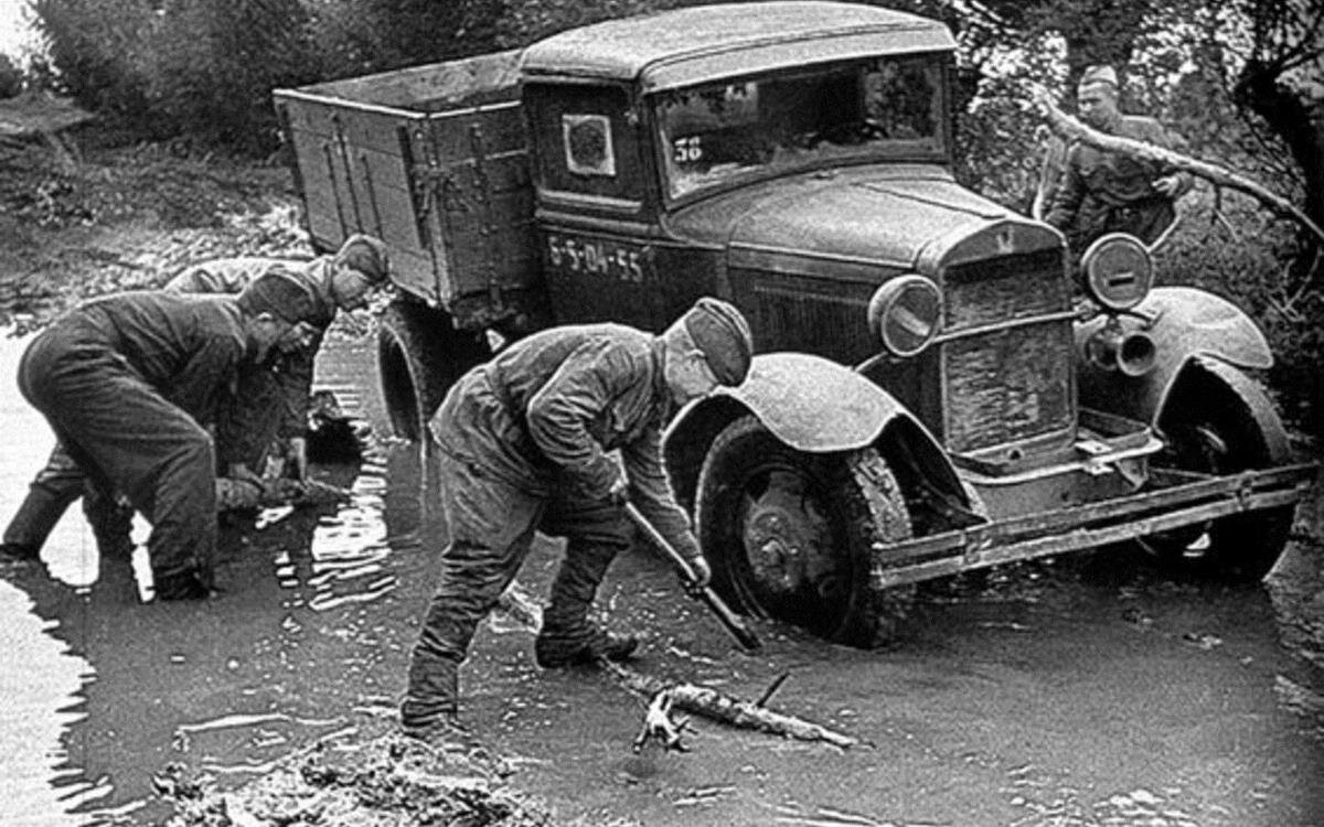 Солдаты вытаскивают застрявший ГАЗ-АА