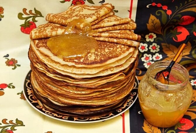 Блины с мёдом - лучшее лакомство (фото найдено в интернете)