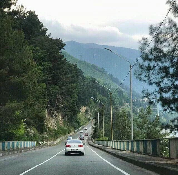 Абхазская дорога. Гагра Абхазия дорога. Дорога Гагра Сухум. Дорога на озеро Рица Абхазия. Адлер Сухум дорога серпантин.