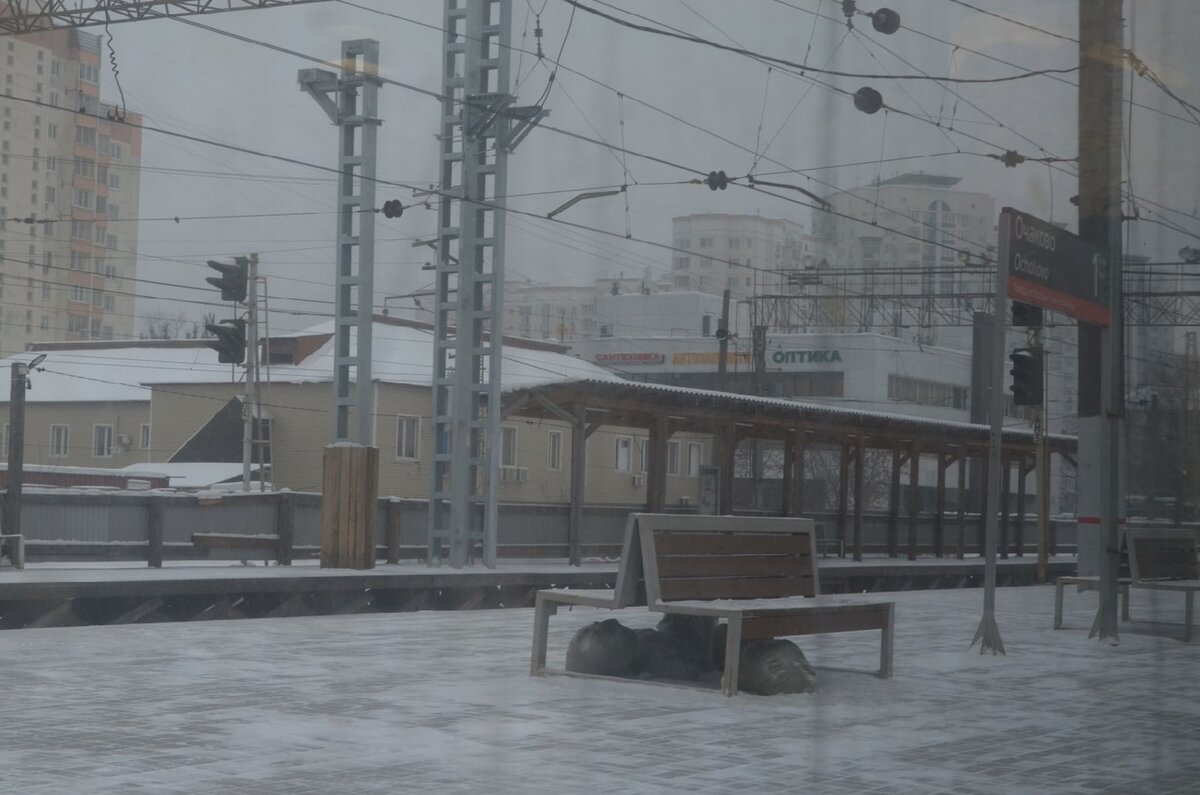 Везде стоят временные платформы. Ну, или почти везде. Рядом ведутся строительные работы по возведению новых платформ - готовятся к открытию МЦД-4. Зато Перово там, Ухтомская, например, ремонта даже не видели дальше пары деревяшек на месте дыр в платформах. Зато МЦД-3 обещают запустить раньше, ага.