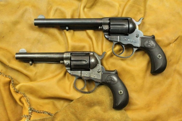 Colt Thunderer (сверху) и Colt Lighting (снизу)