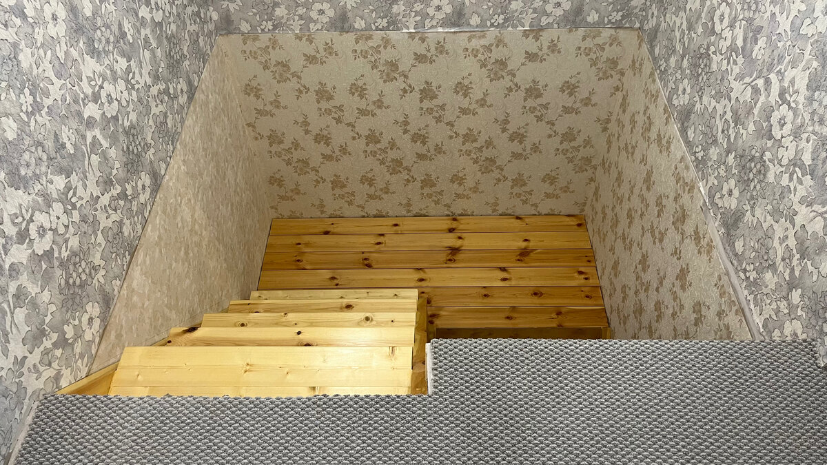 Думал, сначала нужно сделать саму лестницу, чтобы можно было подниматься, а перила подождут. Сейчас привыкли и без них)