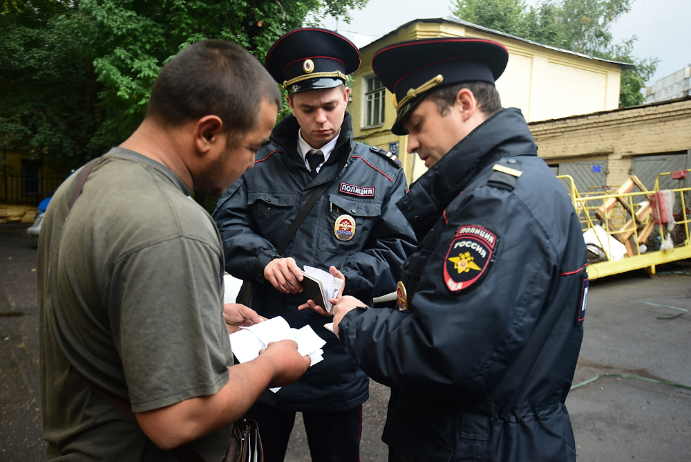 Преступность в правоохранительных органах. Сотрудник полиции. Полицейский проверяет документы. Полиция предупреждение преступности. Пресечение административных правонарушений.