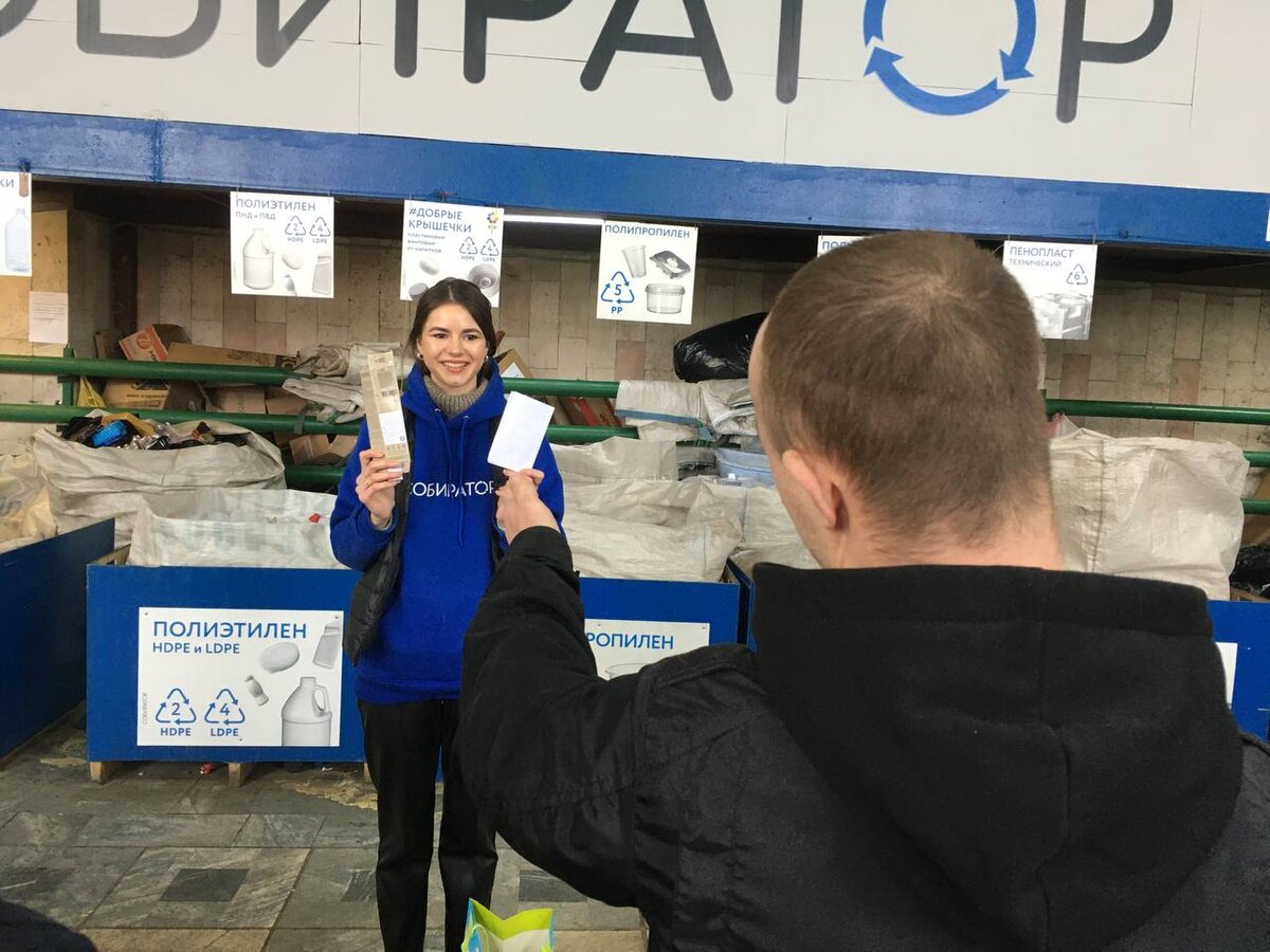 Дарья проводит экскурсию для подростков из фонда «Синдром любви» 