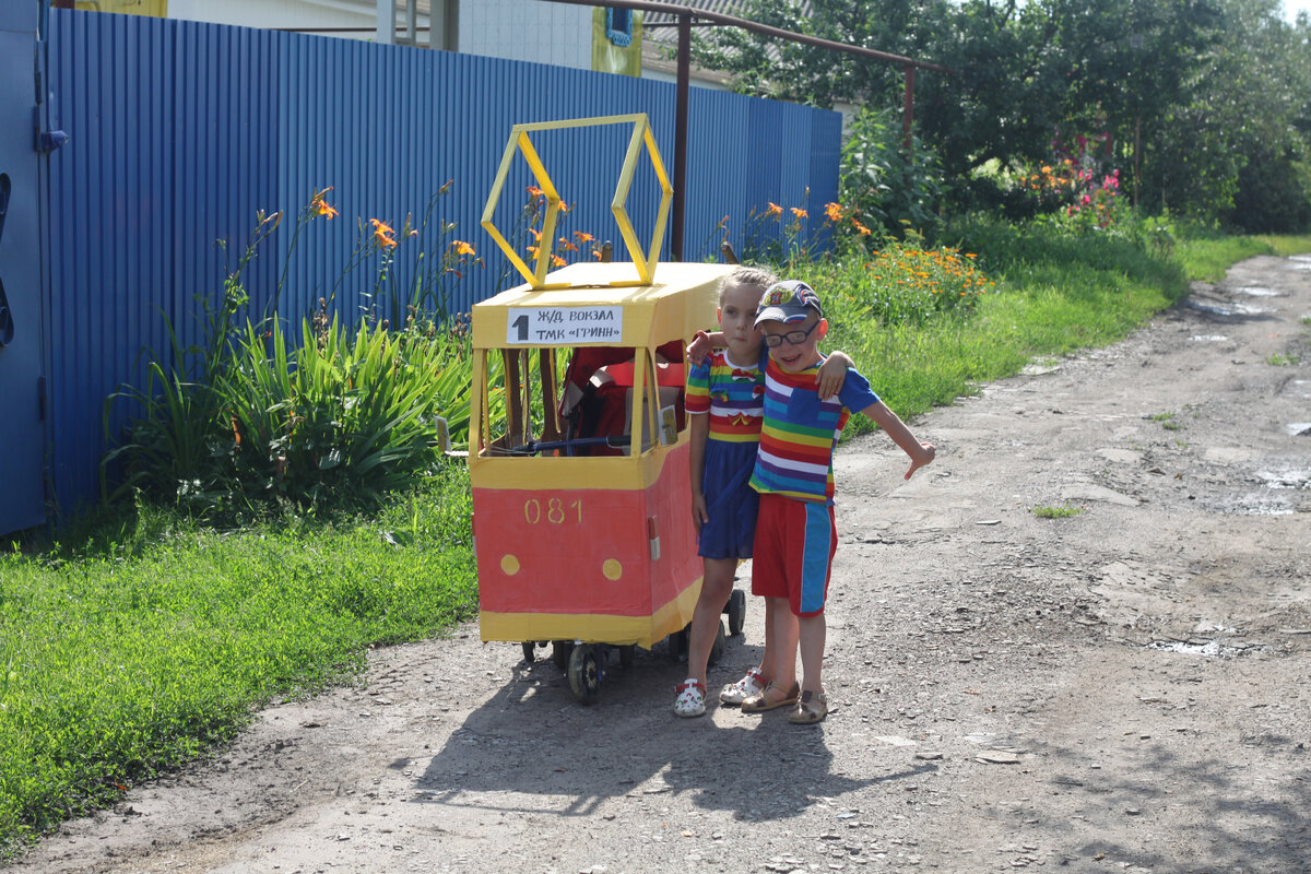 Ямы на дороге засыпали битым шифером. Сыну 4 года, дочери - 5. Решили поучаствовать в параде колясок, хотя коляской уже не пользовались.
