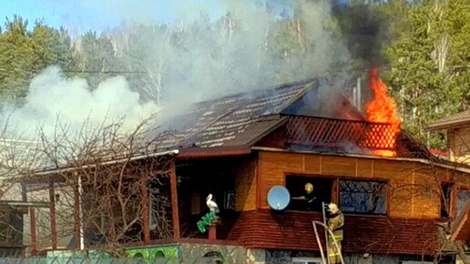 Внезапный ПОЖАР у соседей загорелся дом! Четкая работа пожарных.