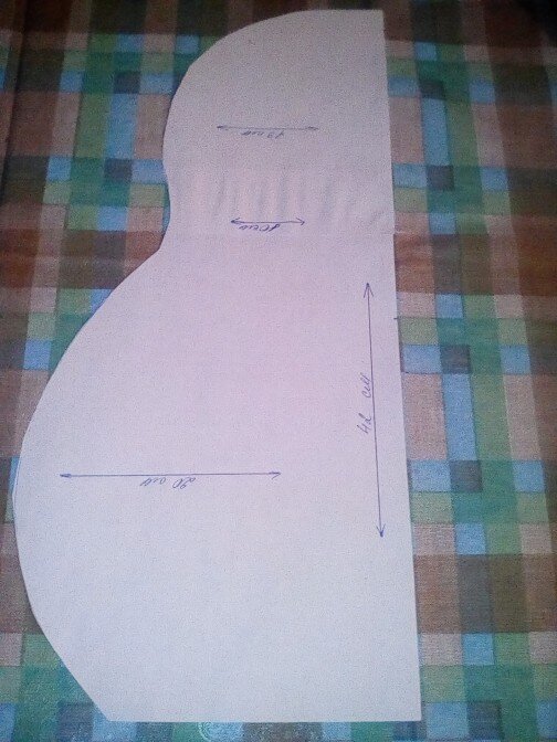 Сначала готовим шаблон матрёшки из бумаги, высотой 40см и шириной 20см