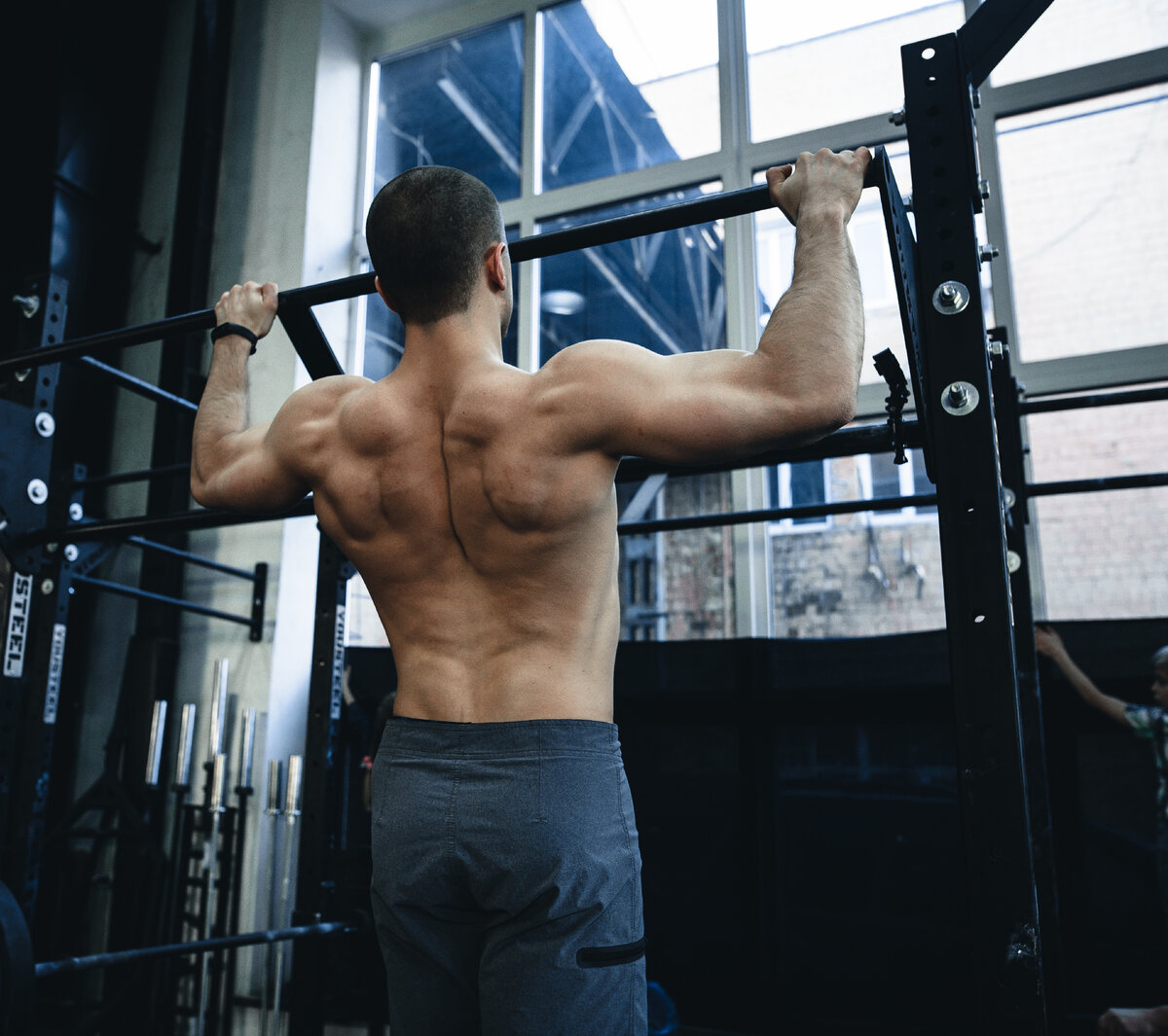 Подтягивания открытым хватом позволяет лучше включить мышцы спину в работу и немного уменьшить нагрузку на мышцы предплечья.