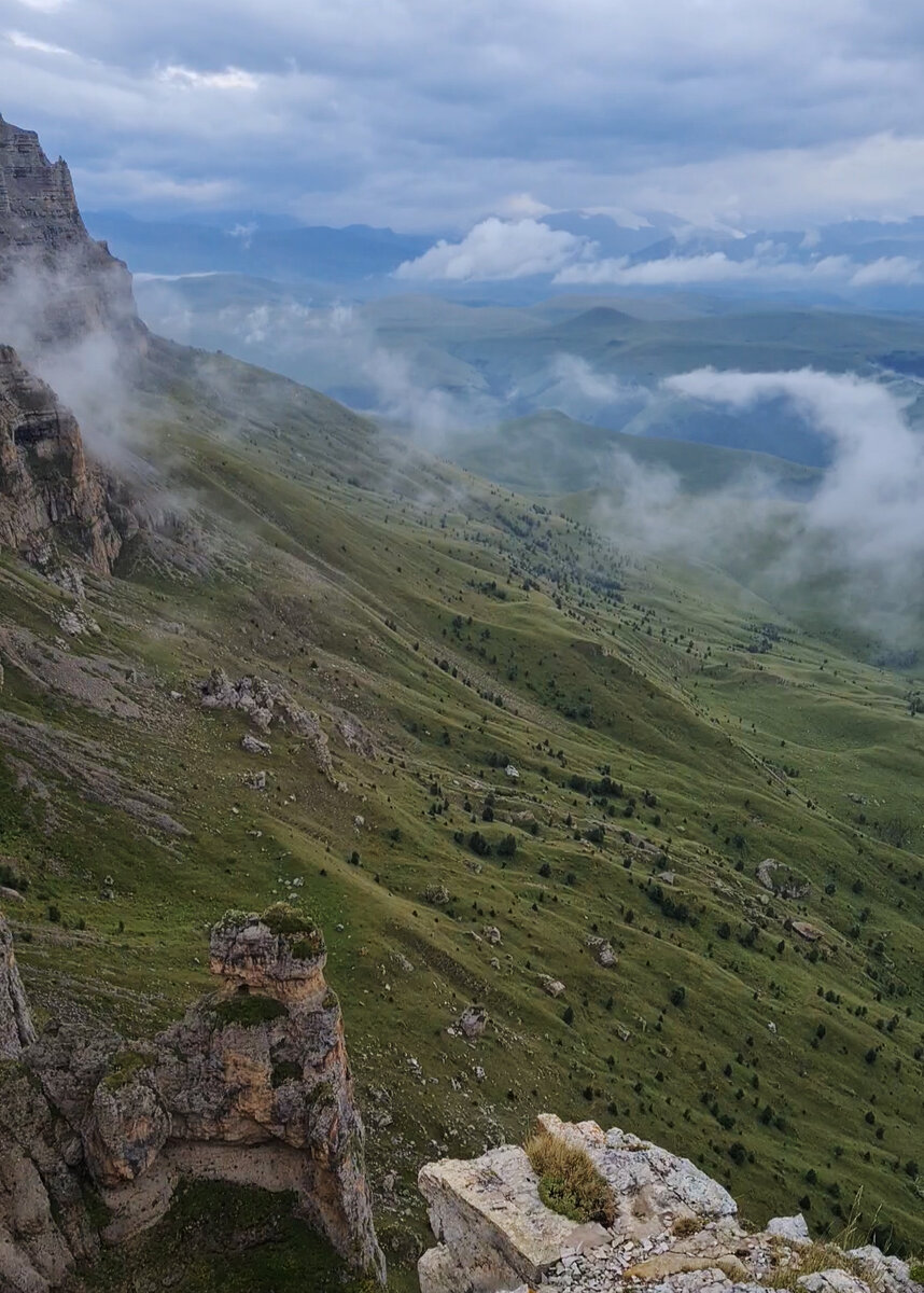 в верхней правой части частично видно Эльбрус, Кабардино-Балкария
