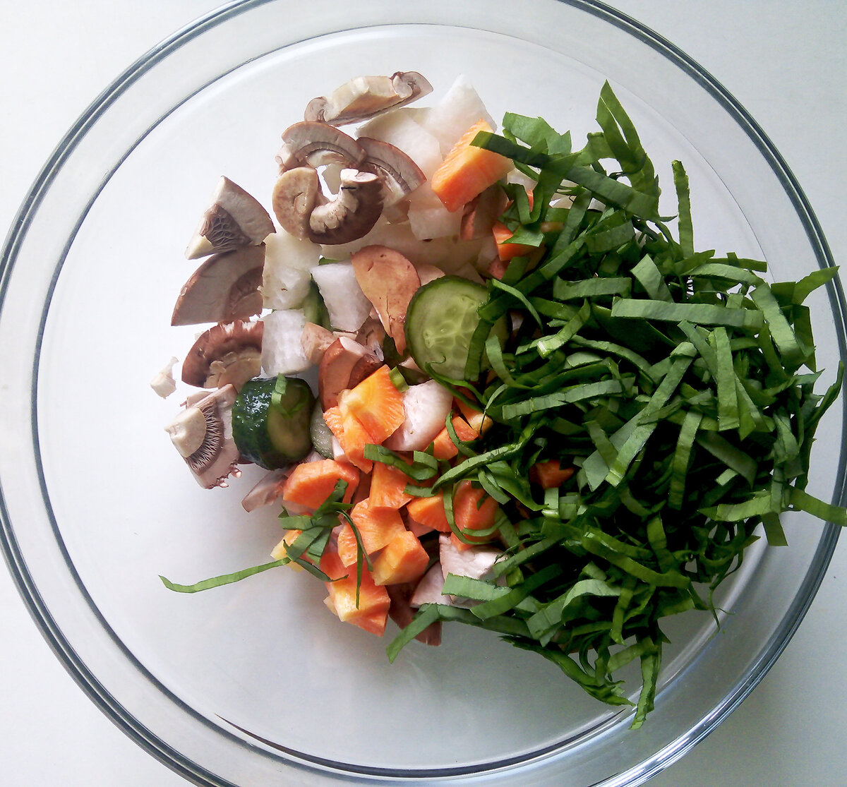 Нарезка салатика: белый - это дайкон, тонкие полоски - черемши, остальное очевидно)