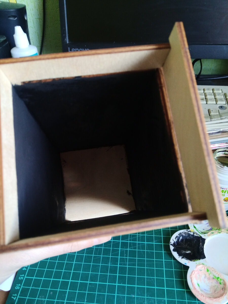 красим стены, где будет храниться чай. Я сделала их черными, т.к. это внутри печки. у заслонки главное не закрашивать сильно, а то она не войдет и придется нождачной бумагой стачивать.