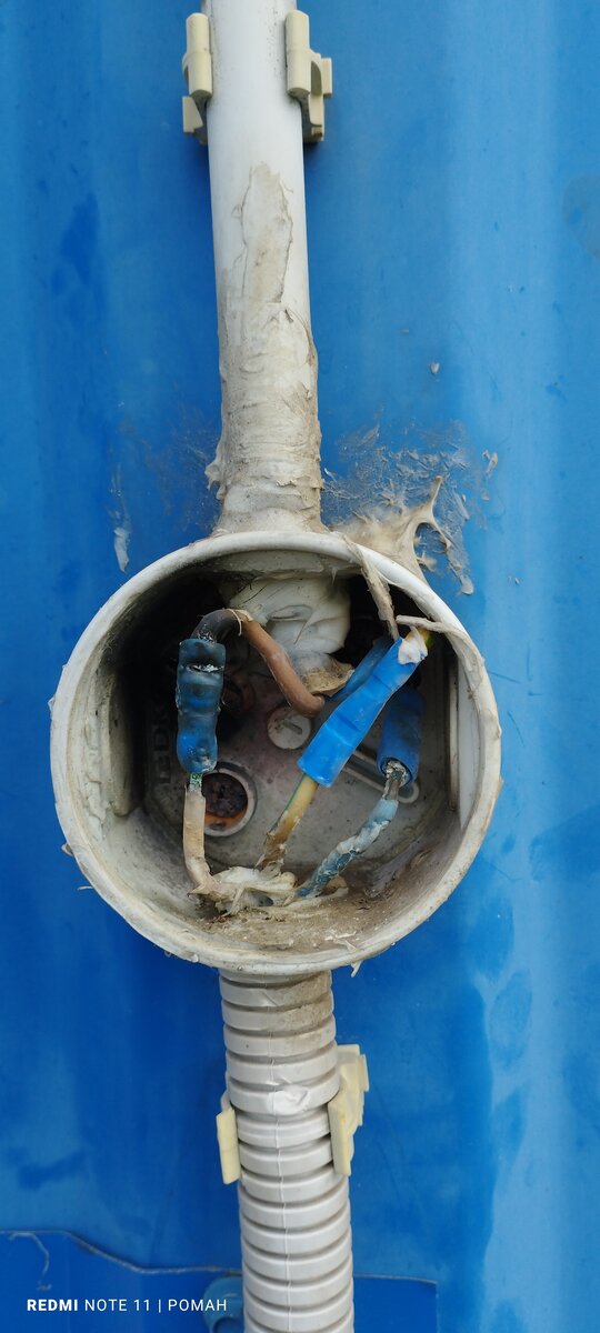 Короткое замыкание в распаячной коробке.