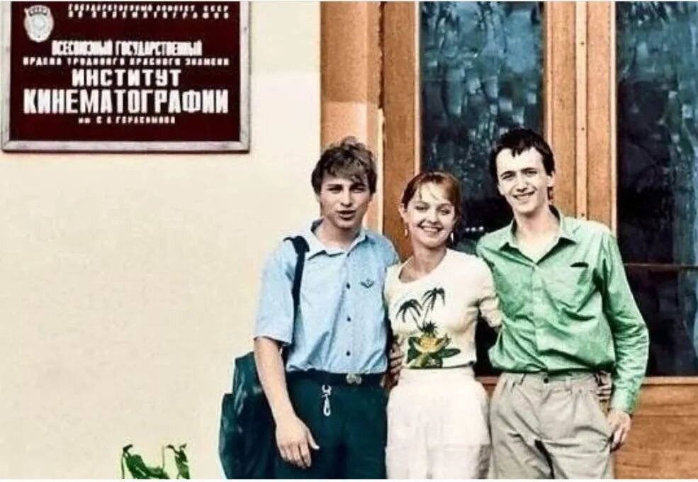 Дмитрий Иосифов, Татьяна Проценко и Роман Столкарц возле ВГИКа в 1986 году. Источник фото: Instagram*