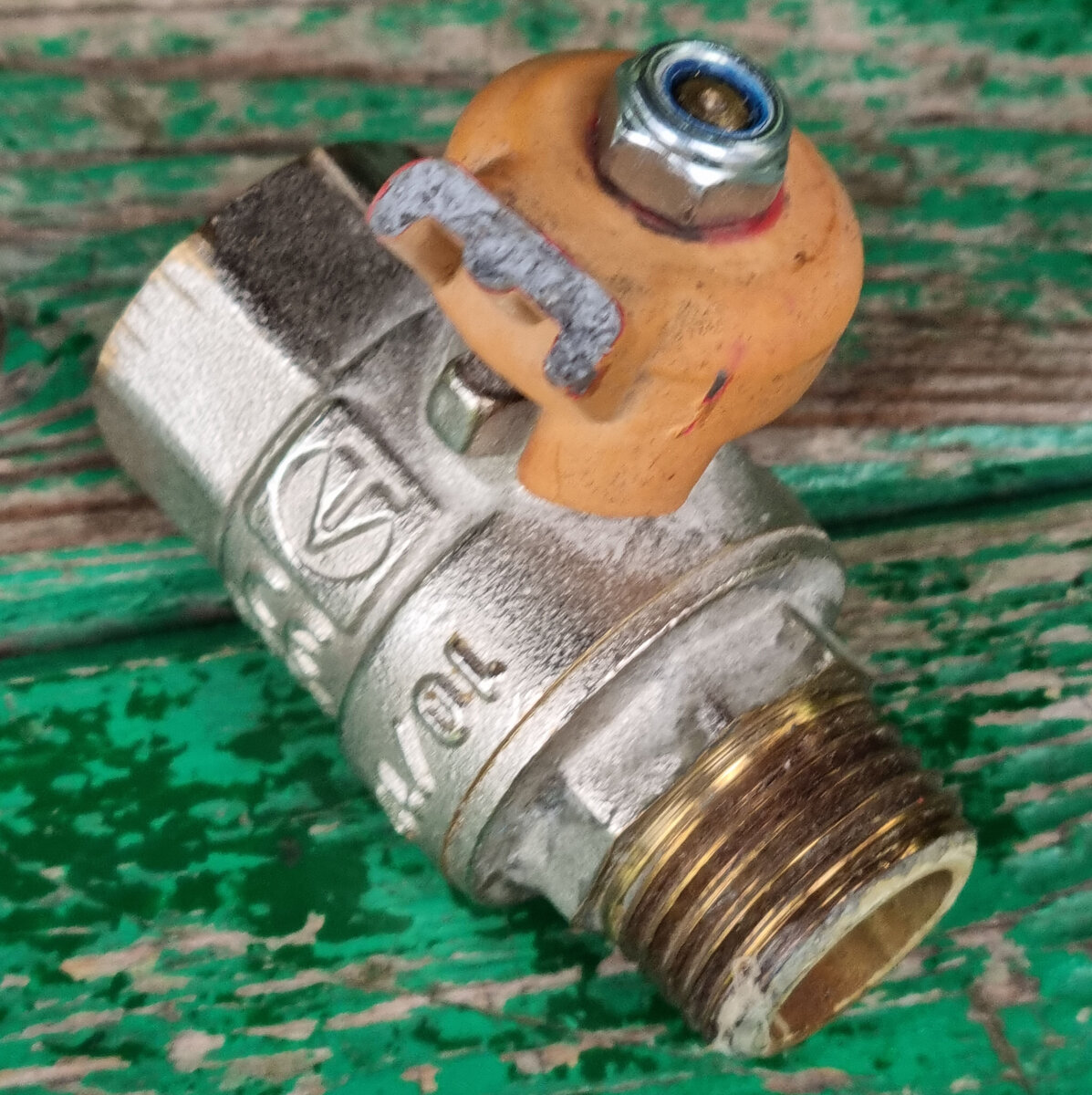 Рукоятка сделана из даже не металла, а какой-то пены... шлака...