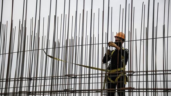    Рабочий на строительстве жилого комплекса© РИА Новости / Алексей Филиппов