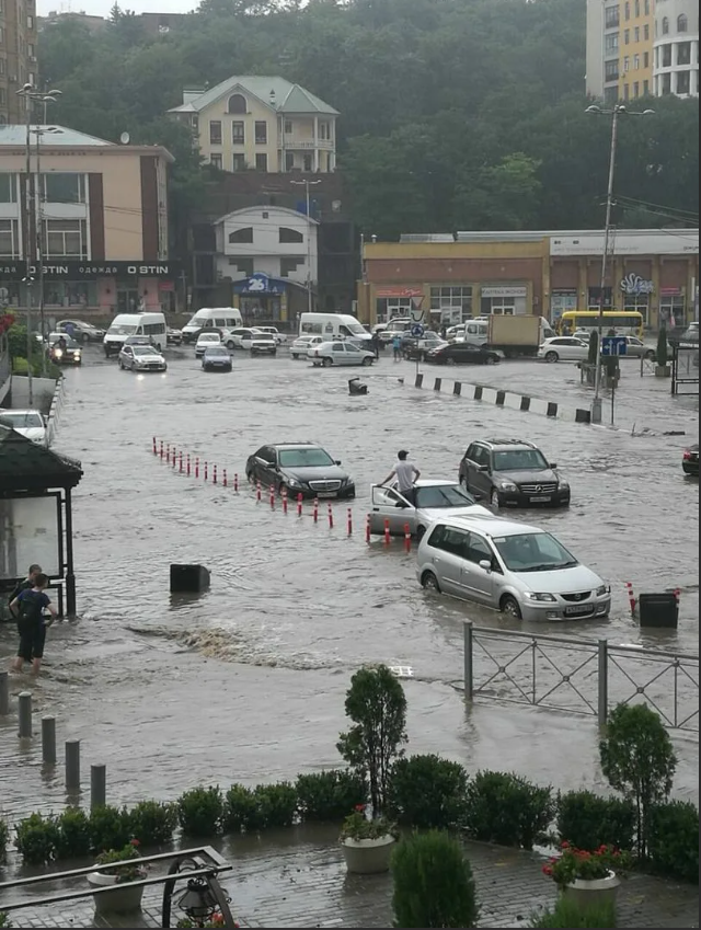 Затопление города. Потоп в новороссийске 2002. Широкая балка селевой поток 2002. Смерч широкая балка 2002. Наводнение на кубани 2002.
